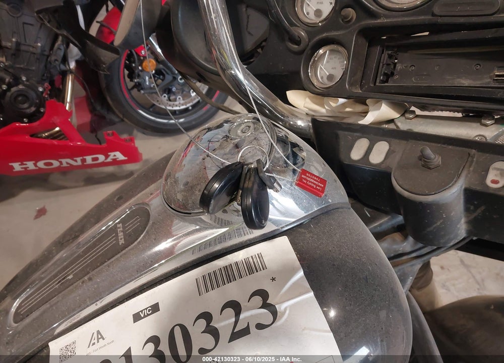 2011 HARLEY-DAVIDSON FLHX VIN: 1HD1KBM10BB625873