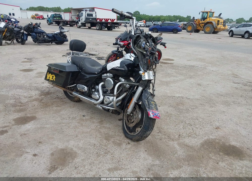 2011 HARLEY-DAVIDSON FLHX VIN: 1HD1KBM10BB625873