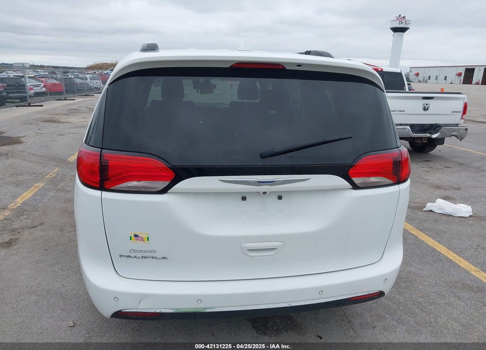 2017 CHRYSLER PACIFICA TOURING L VIN: 2C4RC1BG2HR820516