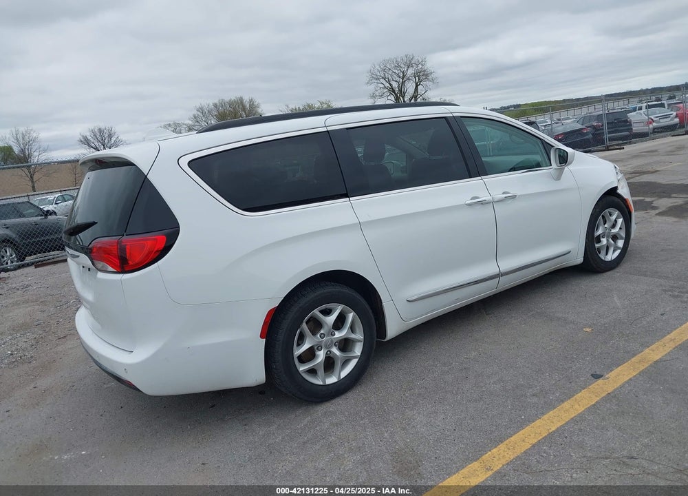2017 CHRYSLER PACIFICA TOURING L VIN: 2C4RC1BG2HR820516