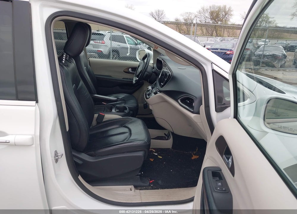 2017 CHRYSLER PACIFICA TOURING L VIN: 2C4RC1BG2HR820516