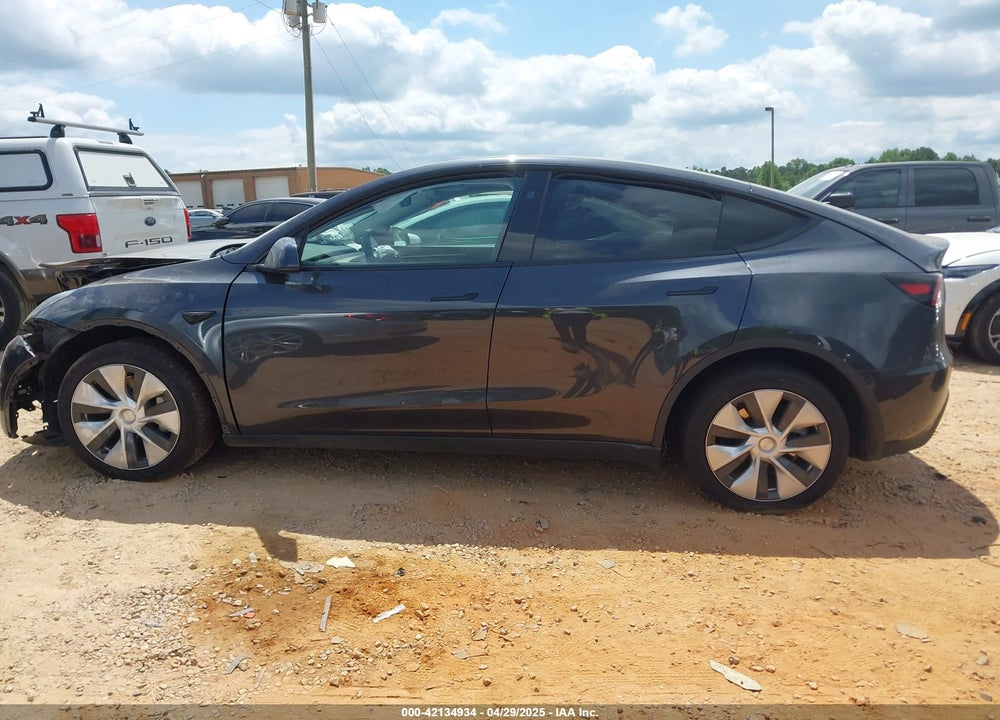 2024 TESLA MODEL Y VIN: 7SAYGDEE8RF988950