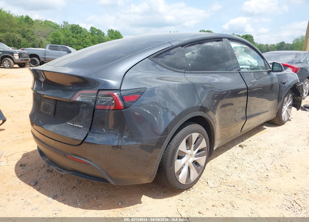 2024 TESLA MODEL Y VIN: 7SAYGDEE8RF988950