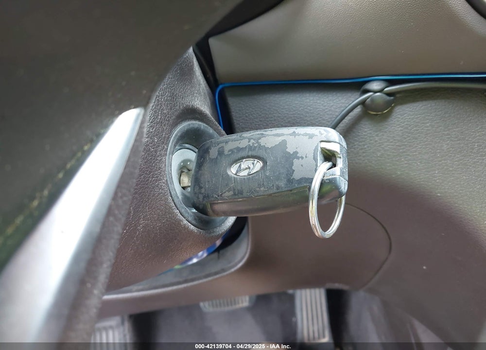 2019 HYUNDAI SANTA FE SE VIN: 5NMS23AD2KH132301