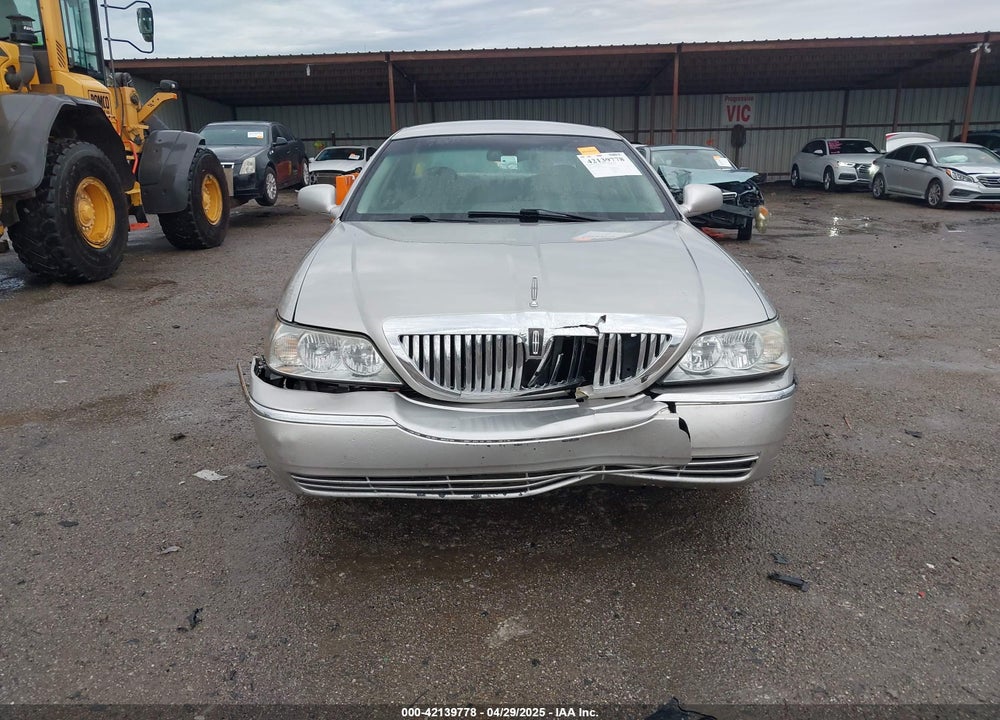 2005 LINCOLN TOWN CAR SIGNATURE LIMITED VIN: 1LNHM82W75Y670981