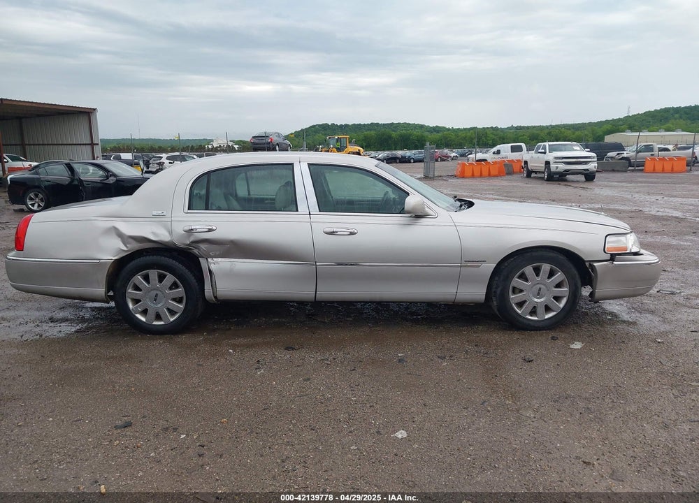 2005 LINCOLN TOWN CAR SIGNATURE LIMITED VIN: 1LNHM82W75Y670981
