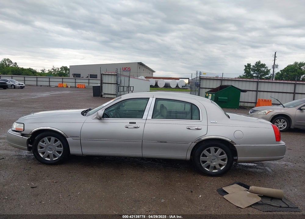 2005 LINCOLN TOWN CAR SIGNATURE LIMITED VIN: 1LNHM82W75Y670981