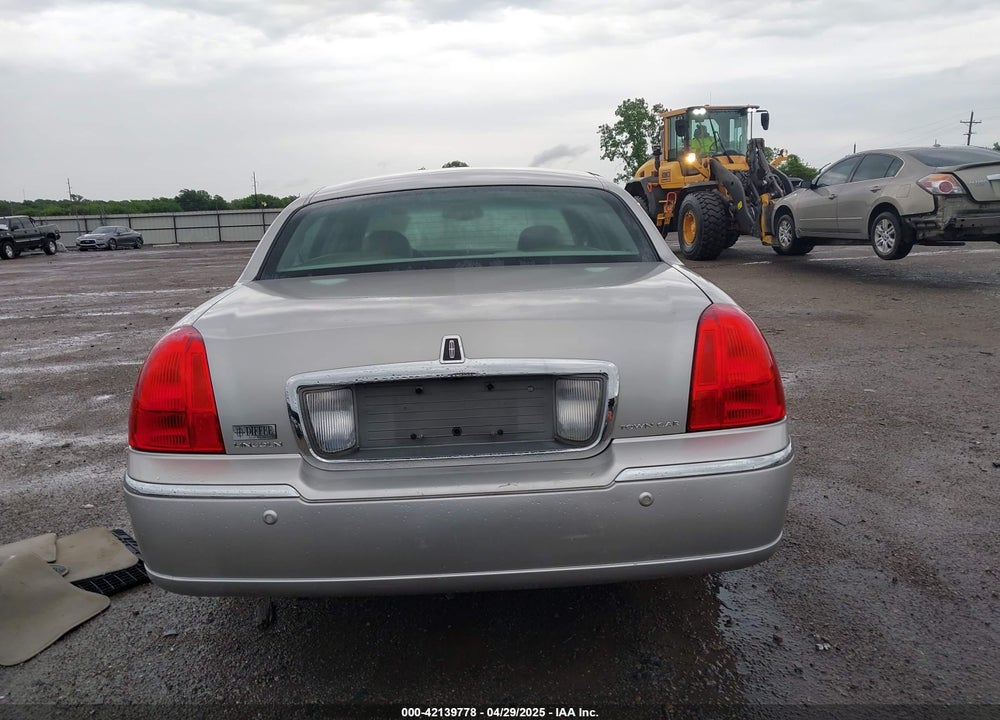 2005 LINCOLN TOWN CAR SIGNATURE LIMITED VIN: 1LNHM82W75Y670981