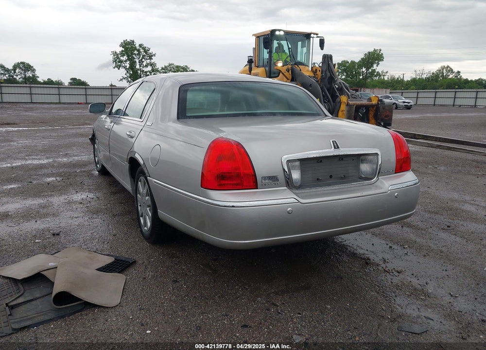 2005 LINCOLN TOWN CAR SIGNATURE LIMITED VIN: 1LNHM82W75Y670981