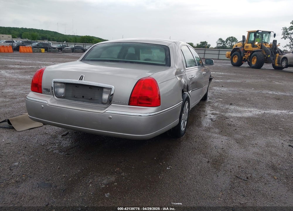 2005 LINCOLN TOWN CAR SIGNATURE LIMITED VIN: 1LNHM82W75Y670981