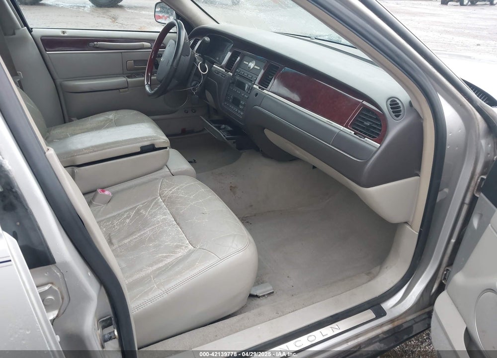 2005 LINCOLN TOWN CAR SIGNATURE LIMITED VIN: 1LNHM82W75Y670981
