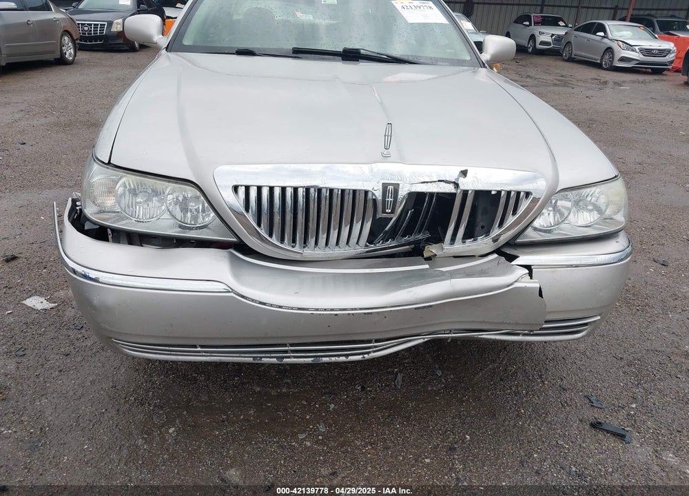 2005 LINCOLN TOWN CAR SIGNATURE LIMITED VIN: 1LNHM82W75Y670981
