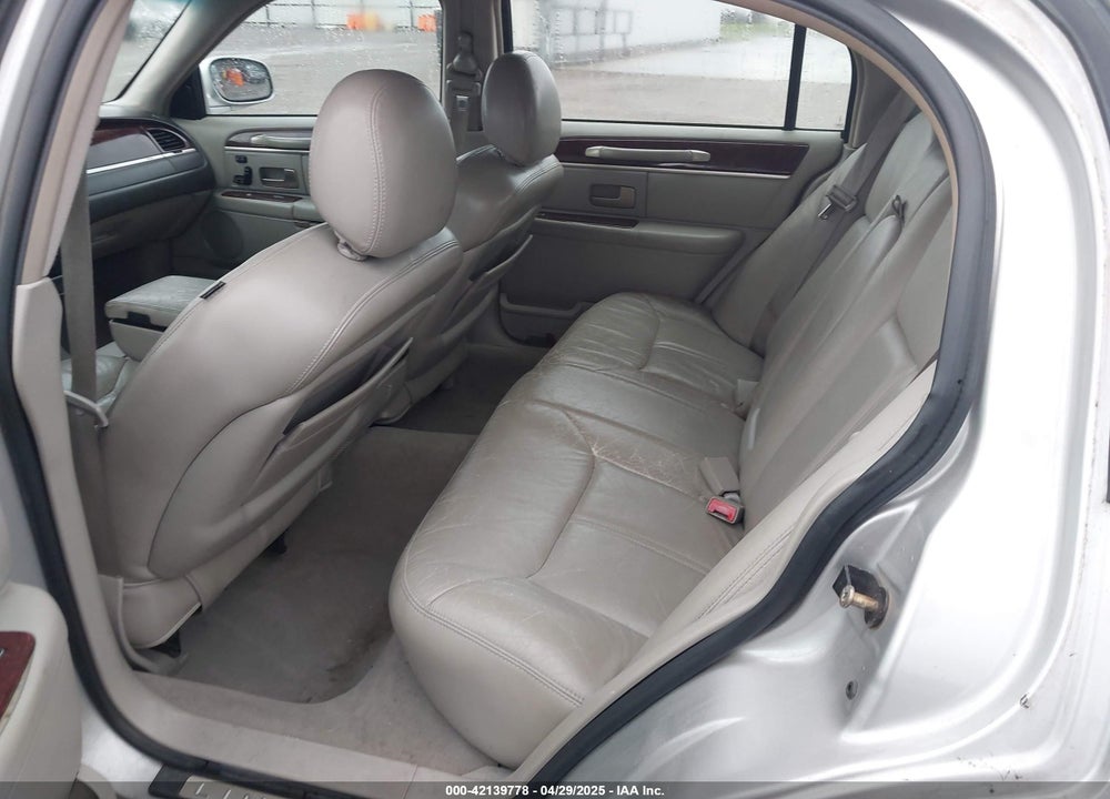 2005 LINCOLN TOWN CAR SIGNATURE LIMITED VIN: 1LNHM82W75Y670981