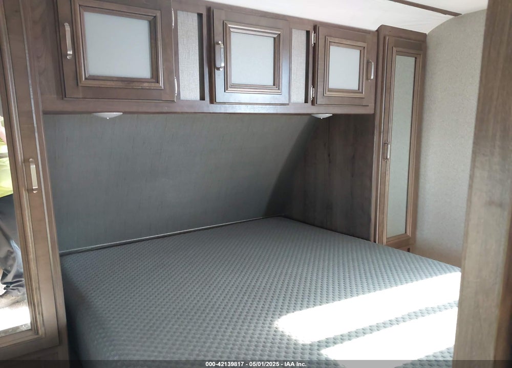2018 KEYSTONE ULTRA LITE 30' TRAVEL TRAILER VIN: 4YDT26729JK413796