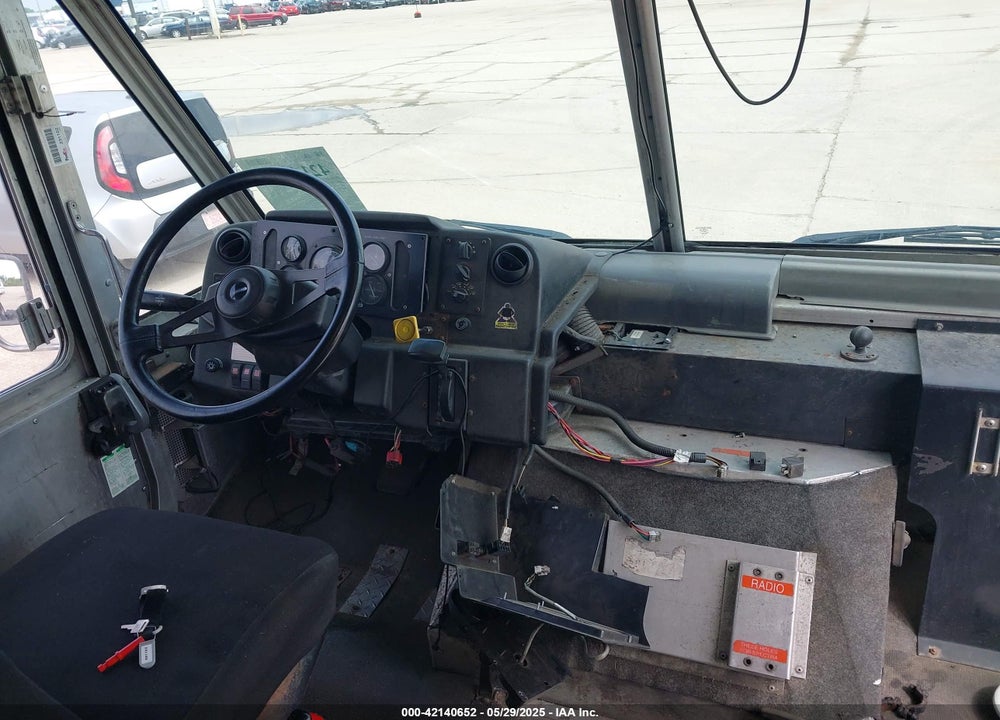 2001 FREIGHTLINER CHASSIS M LINE WALK-IN VAN VIN: 4UZAARBW81CH52325