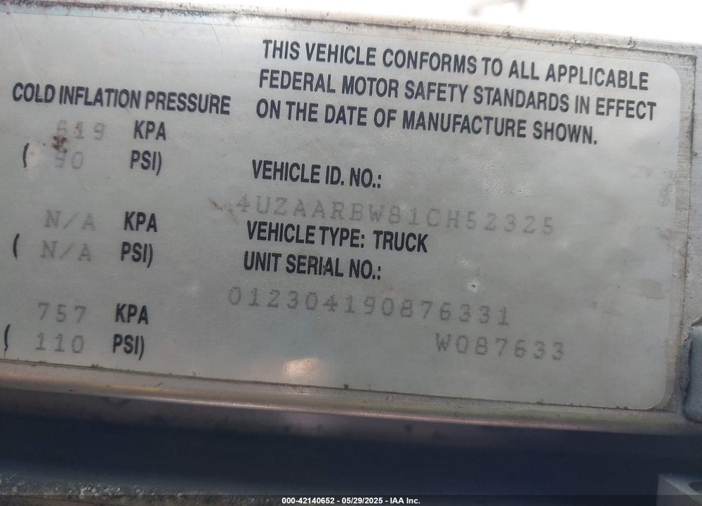 2001 FREIGHTLINER CHASSIS M LINE WALK-IN VAN VIN: 4UZAARBW81CH52325