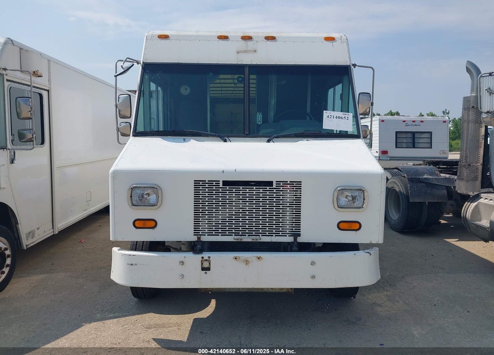 2001 FREIGHTLINER CHASSIS M LINE WALK-IN VAN VIN: 4UZAARBW81CH52325