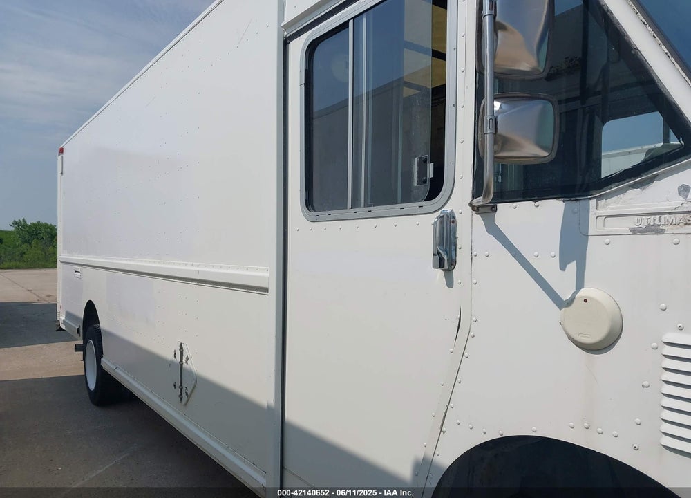 2001 FREIGHTLINER CHASSIS M LINE WALK-IN VAN VIN: 4UZAARBW81CH52325