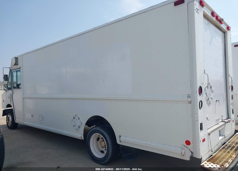 2001 FREIGHTLINER CHASSIS M LINE WALK-IN VAN VIN: 4UZAARBW81CH52325