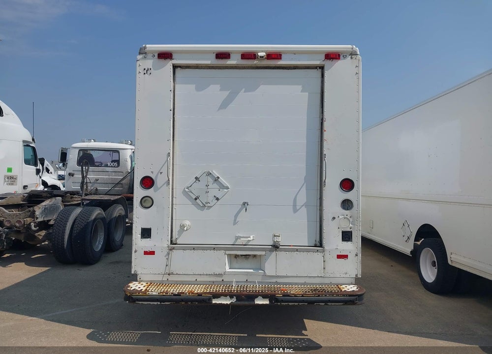 2001 FREIGHTLINER CHASSIS M LINE WALK-IN VAN VIN: 4UZAARBW81CH52325