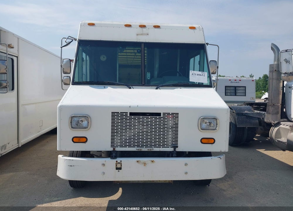 2001 FREIGHTLINER CHASSIS M LINE WALK-IN VAN VIN: 4UZAARBW81CH52325