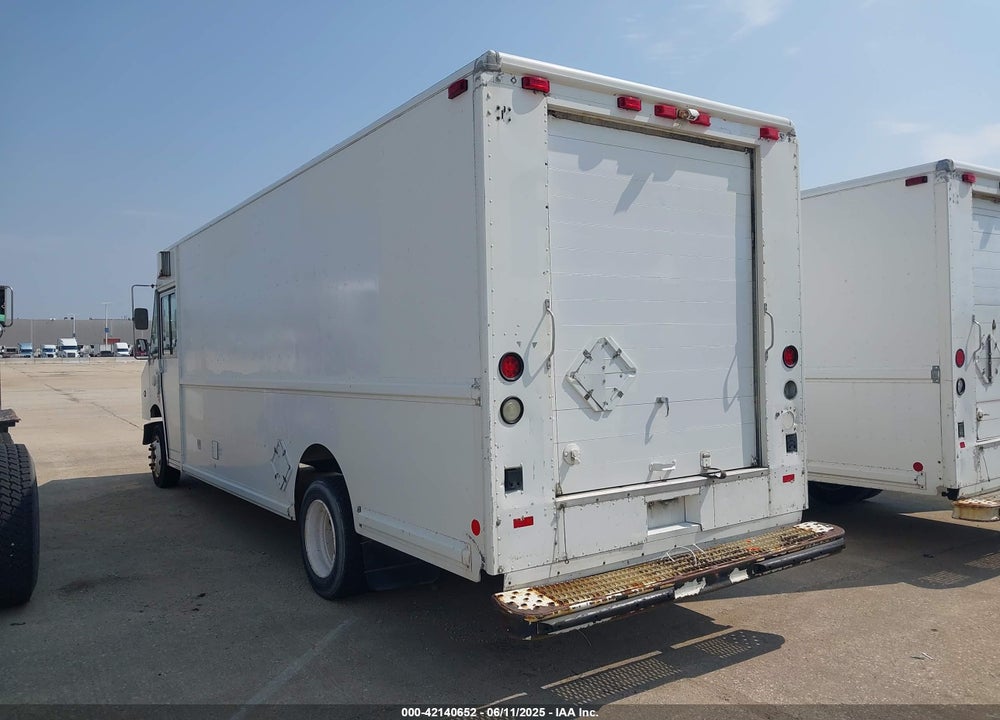 2001 FREIGHTLINER CHASSIS M LINE WALK-IN VAN VIN: 4UZAARBW81CH52325