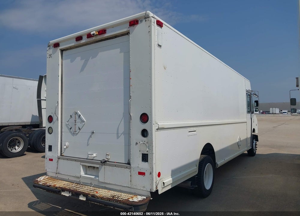 2001 FREIGHTLINER CHASSIS M LINE WALK-IN VAN VIN: 4UZAARBW81CH52325