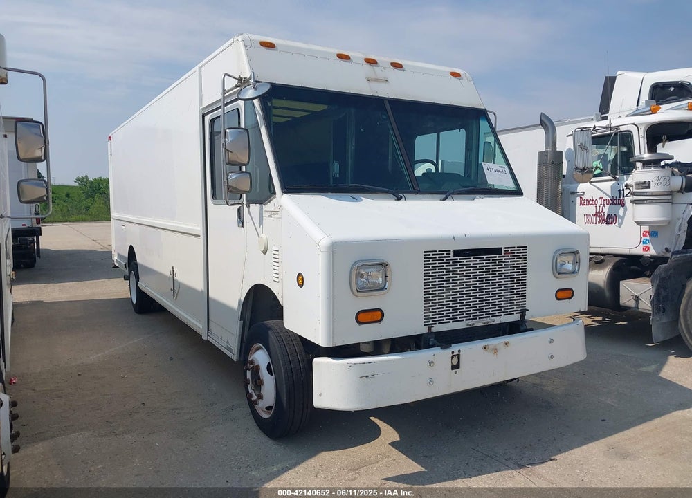 2001 FREIGHTLINER CHASSIS M LINE WALK-IN VAN VIN: 4UZAARBW81CH52325