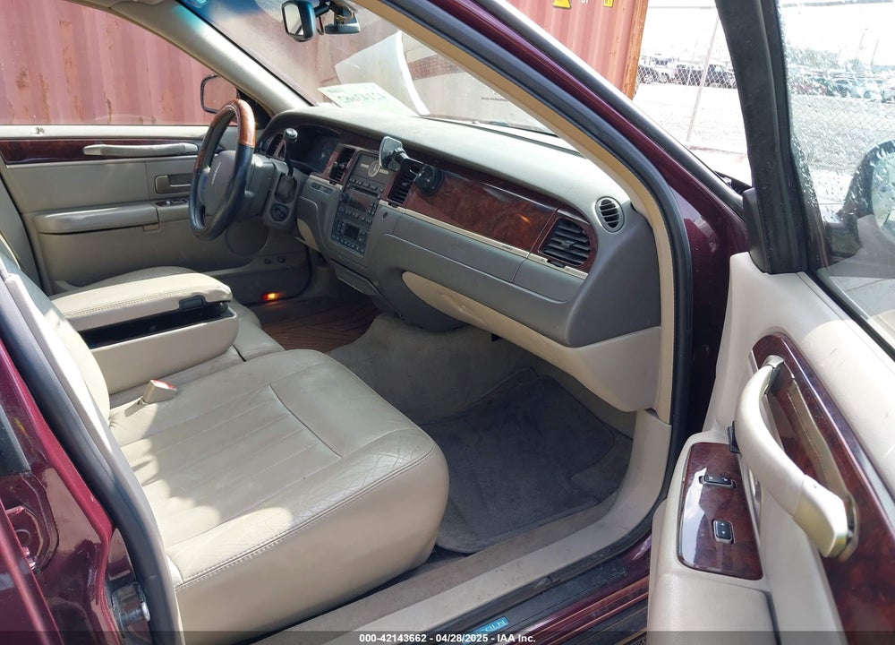 2006 LINCOLN TOWN CAR SIGNATURE VIN: 1LNHM81V06Y649934