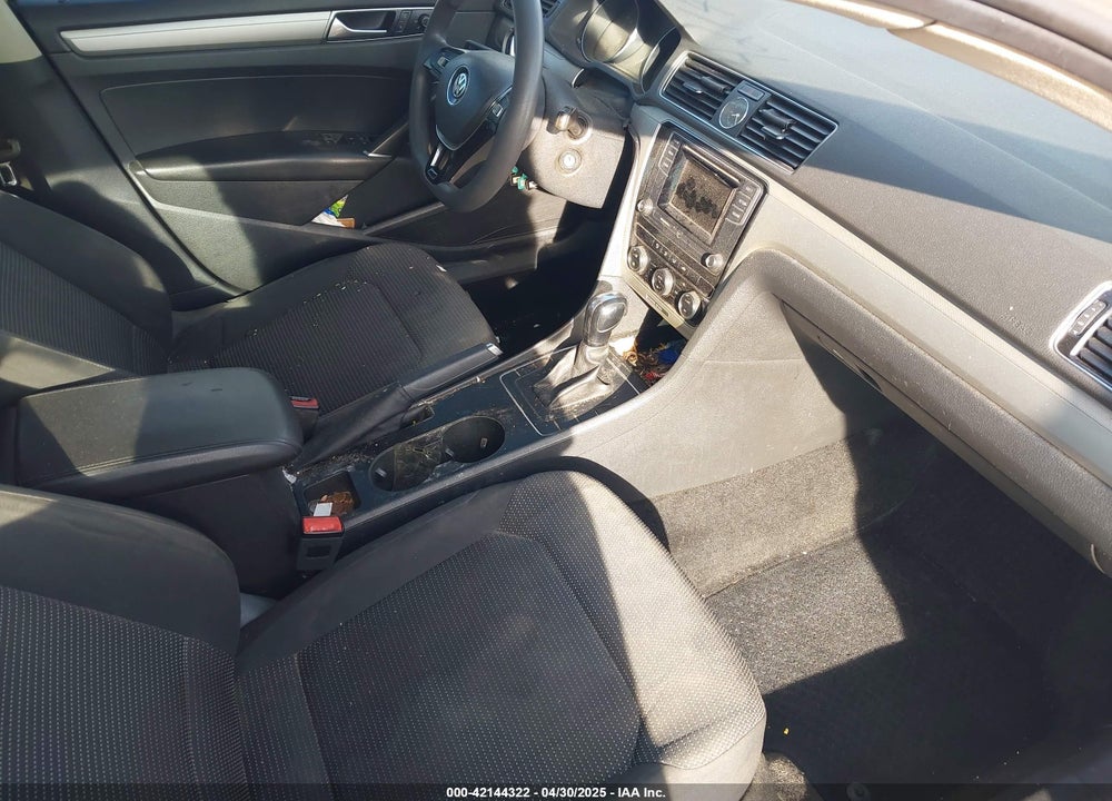 2016 VOLKSWAGEN PASSAT VIN: 1VWAT7A39GC014305