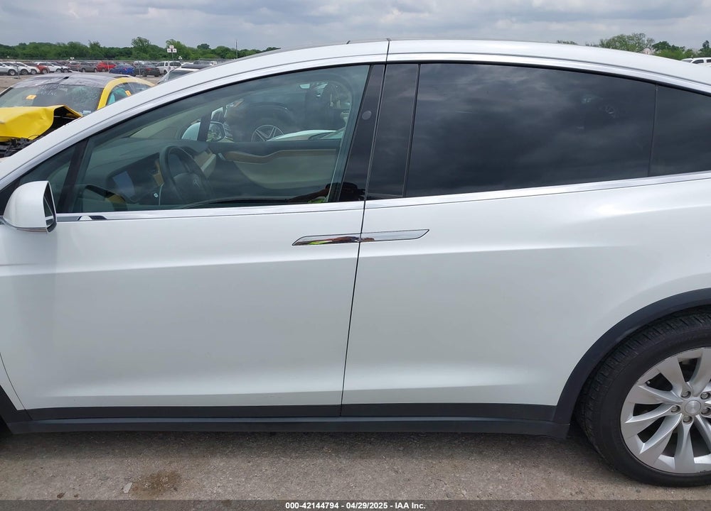 2018 TESLA MODEL X 100D/75D/P100D VIN: 5YJXCAE20JF137531