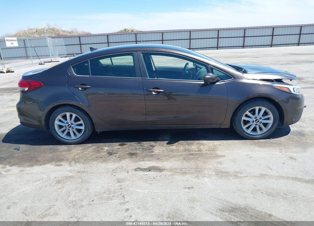 2017 KIA FORTE VIN: 3KPFL4A77HE116738