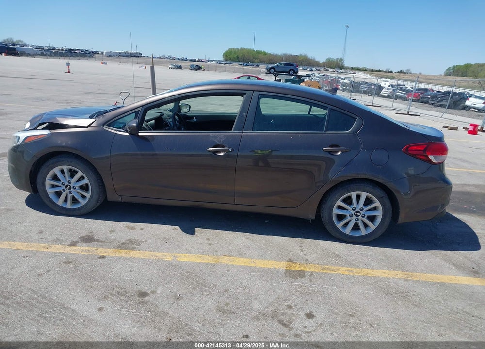 2017 KIA FORTE VIN: 3KPFL4A77HE116738