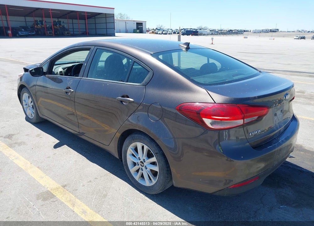 2017 KIA FORTE VIN: 3KPFL4A77HE116738