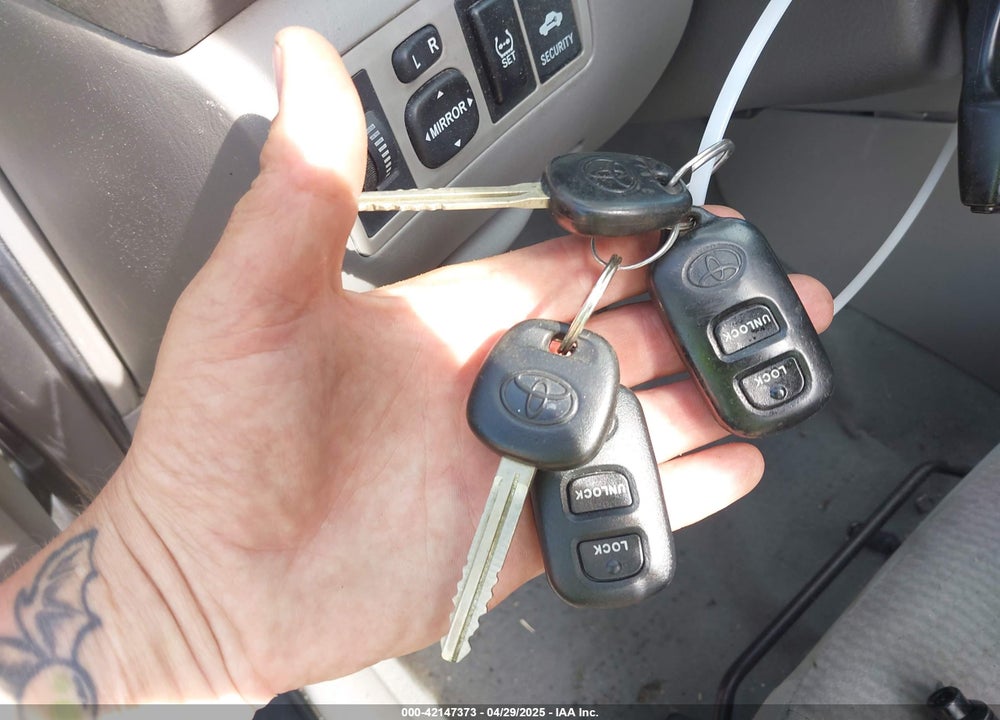 2007 TOYOTA COROLLA LE VIN: 2T1BR30E27C757560