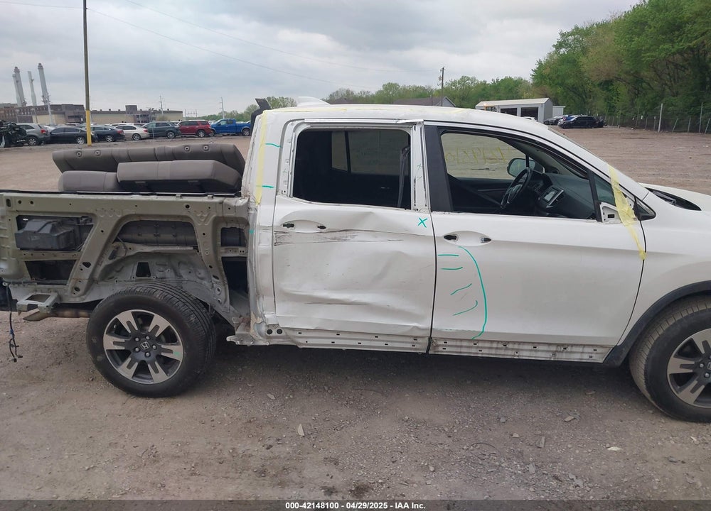 2017 HONDA RIDGELINE RTL VIN: 5FPYK3F57HB008389