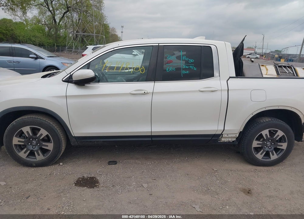 2017 HONDA RIDGELINE RTL VIN: 5FPYK3F57HB008389