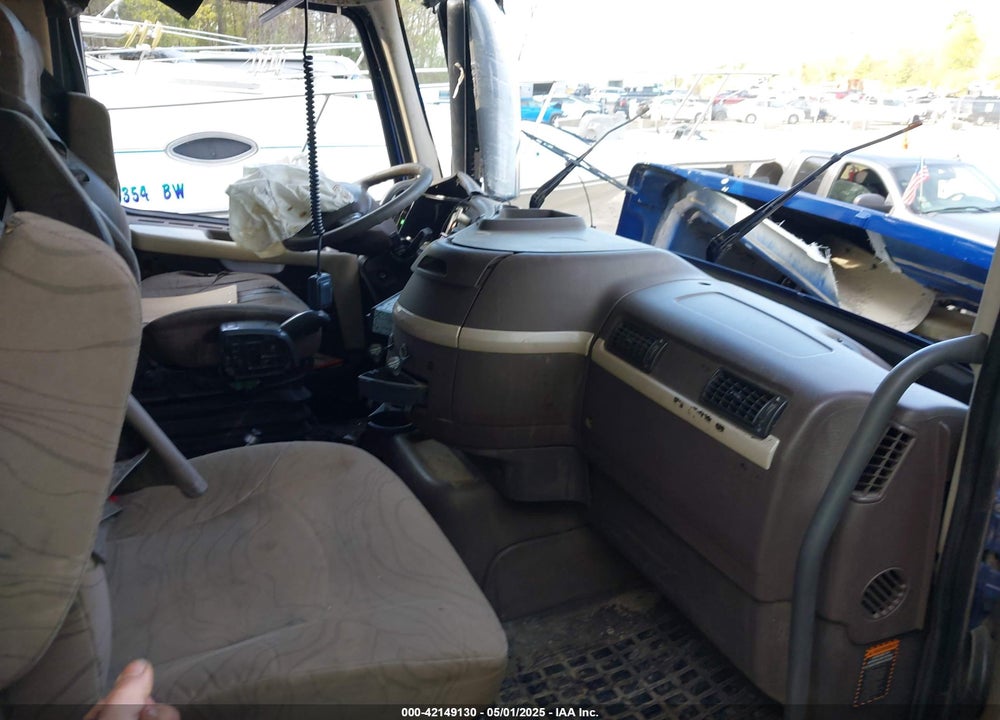 2013 VOLVO VHD VIN: 4V4KC9EJ1DN132638