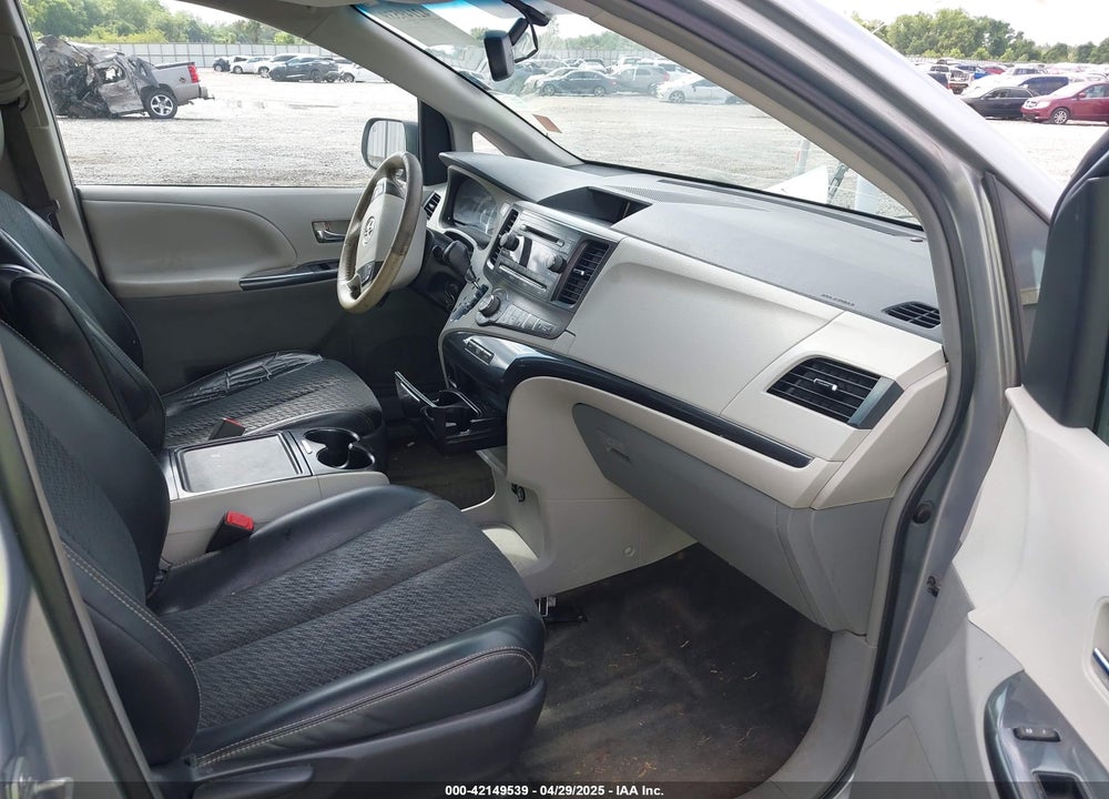 2013 TOYOTA SIENNA SE 8 PASSENGER VIN: 5TDXK3DC1DS290542