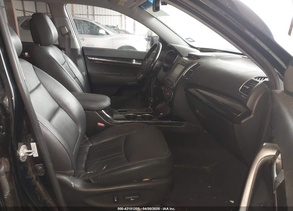 2014 KIA SORENTO LX VIN: 5XYKT4A61EG453538