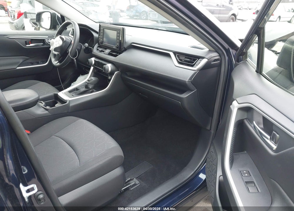 2021 TOYOTA RAV4 XLE VIN: JTMW1RFV1MD062147