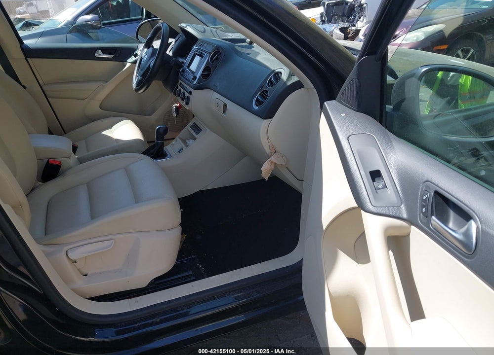 2016 VOLKSWAGEN TIGUAN VIN: WVGBV7AX9GW599210