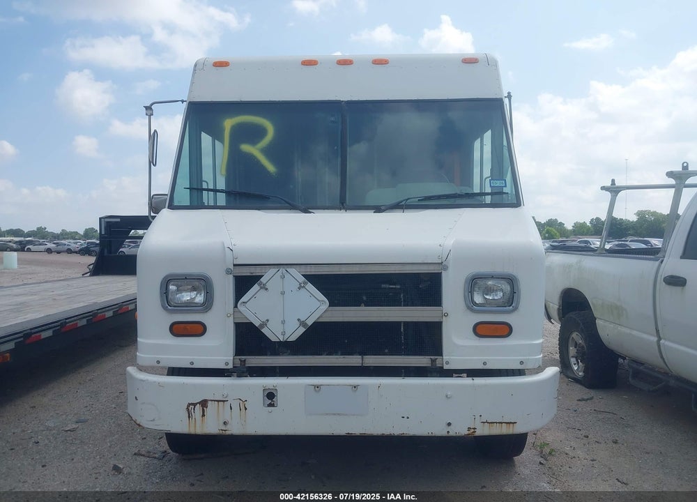 1999 FREIGHTLINER CHASSIS M LINE WALK-IN VAN VIN: 4UZA4FF43XCA61081