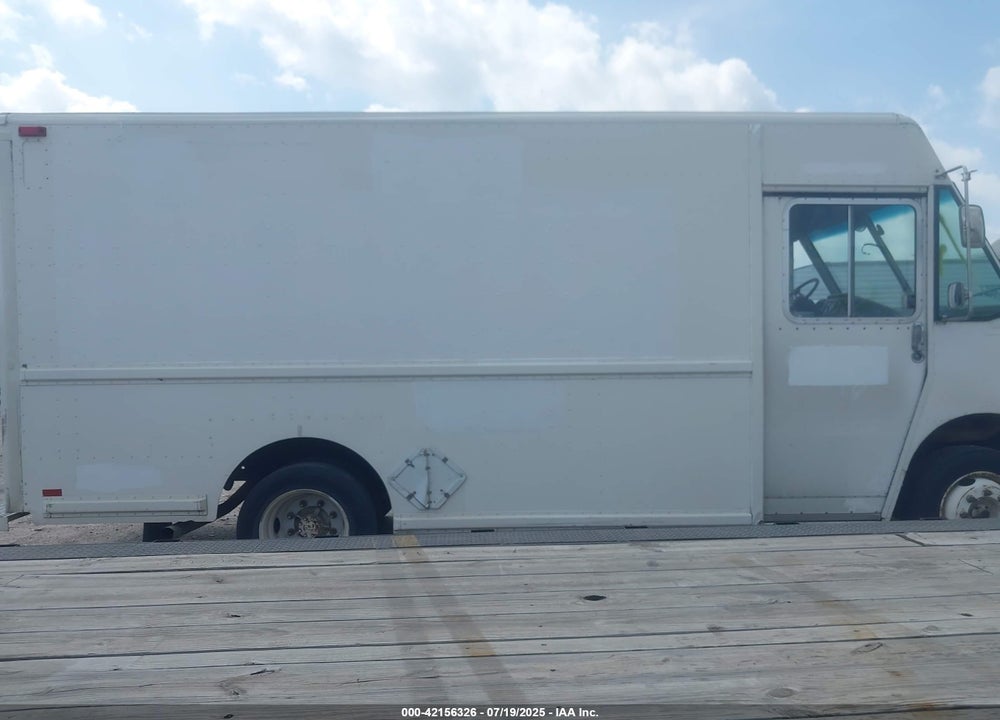 1999 FREIGHTLINER CHASSIS M LINE WALK-IN VAN VIN: 4UZA4FF43XCA61081