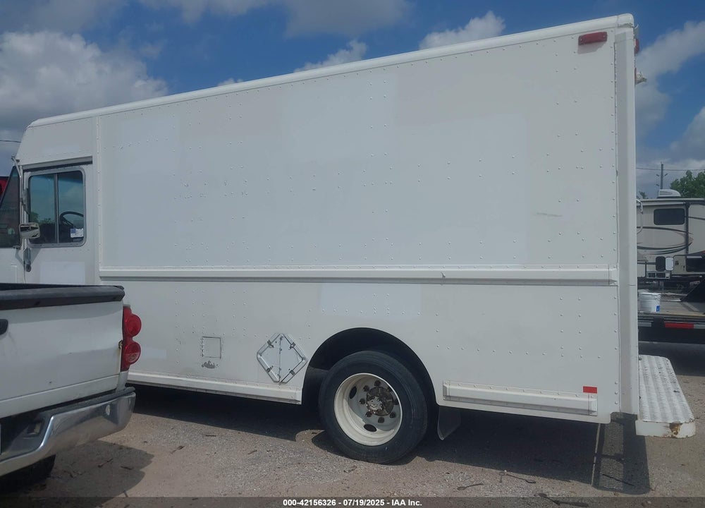 1999 FREIGHTLINER CHASSIS M LINE WALK-IN VAN VIN: 4UZA4FF43XCA61081