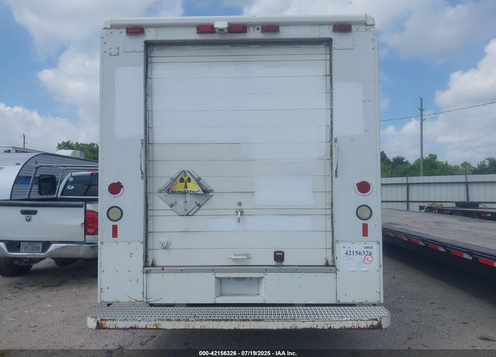 1999 FREIGHTLINER CHASSIS M LINE WALK-IN VAN VIN: 4UZA4FF43XCA61081