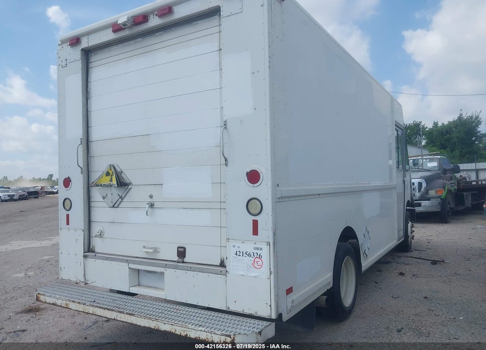 1999 FREIGHTLINER CHASSIS M LINE WALK-IN VAN VIN: 4UZA4FF43XCA61081