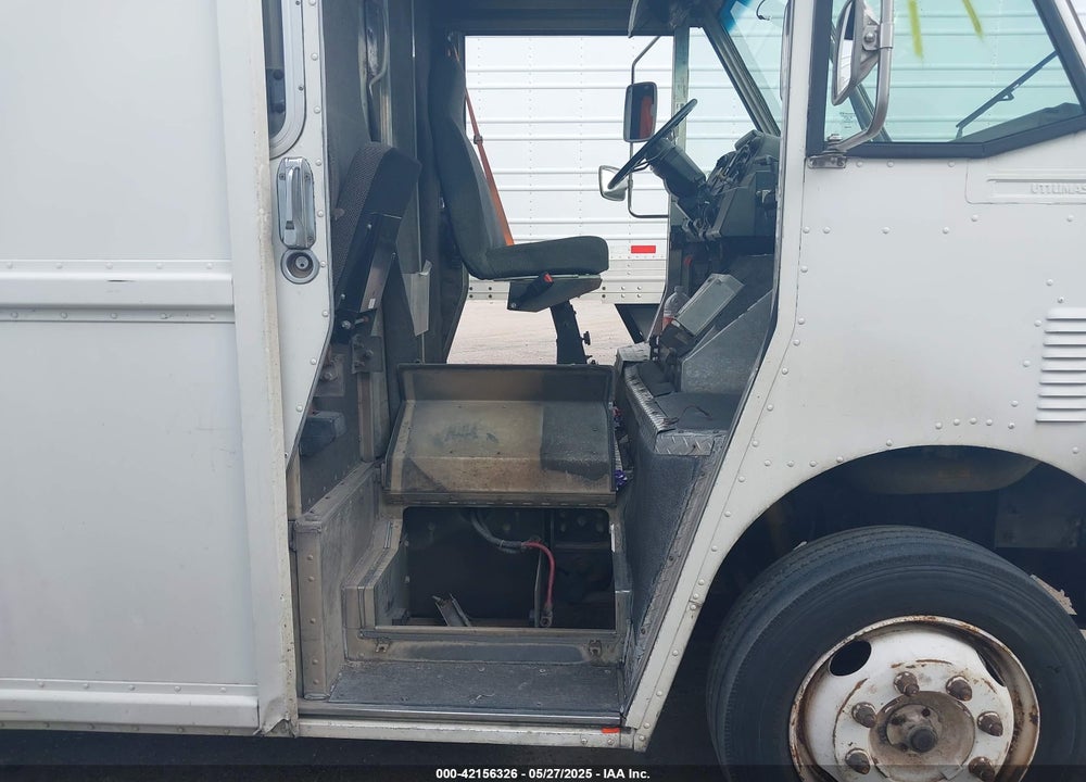 1999 FREIGHTLINER CHASSIS M LINE WALK-IN VAN VIN: 4UZA4FF43XCA61081