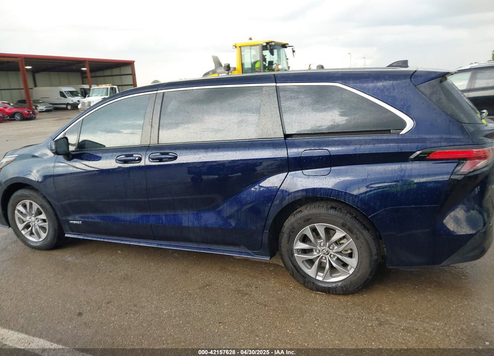 2021 TOYOTA SIENNA LE VIN: 5TDKRKEC8MS066277