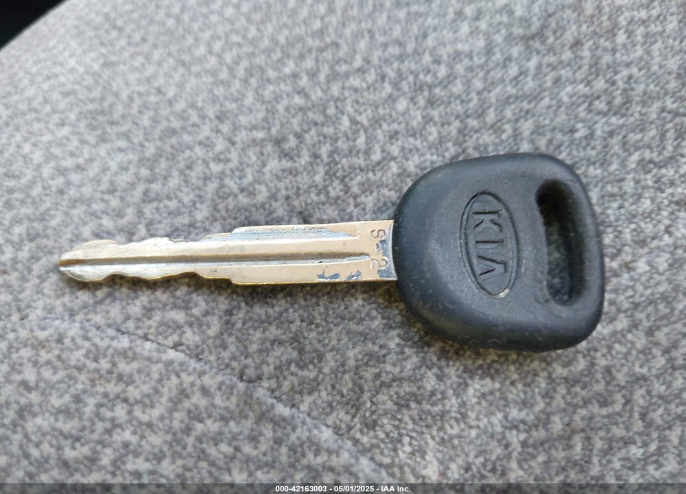 2001 KIA SEPHIA LS VIN: KNAFB121215087076